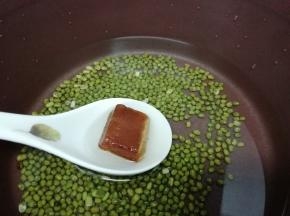再加入红片糖，大火烧开，转中火煲30分钟