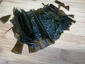 洗干净的海带切成条