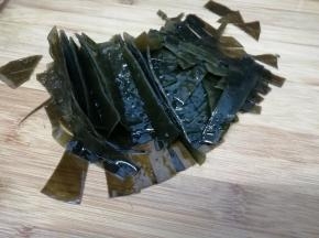 洗干净的海带切成条