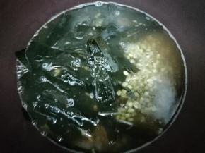 然后再把海带条放入锅中，煲15分钟即可关火出锅