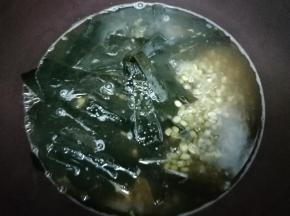 然后再把海带条放入锅中，煲15分钟即可关火出锅