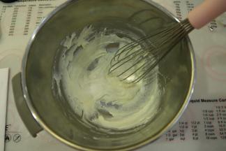 玉米油和牛奶用手动打蛋器混合乳化，筛入低粉油拌匀。