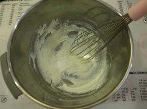 玉米油和牛奶用手动打蛋器混合乳化，筛入低粉油拌匀。