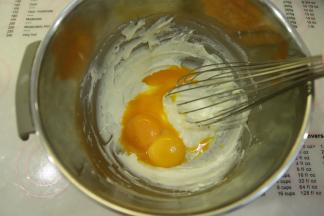 磕入蛋黄，蛋清放入冰箱冷冻备用。