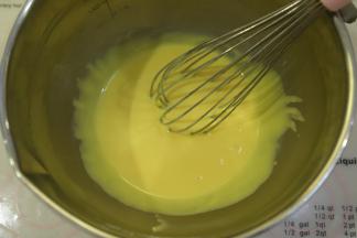 拌至顺滑的蛋黄糊。