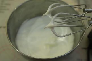 取出蛋清，滴入柠檬汁，分三次将细砂糖加入蛋清内，打发至8成（小弯钩）。