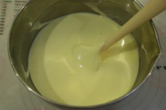 打发好的蛋白分三次和蛋黄糊用翻拌手法拌均匀。