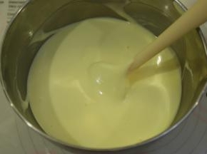 打发好的蛋白分三次和蛋黄糊用翻拌手法拌均匀。