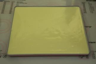 KT牛轧糖烤盘内抹上一层薄薄的玉米油，倒入蛋糕糊，轻震去气泡。