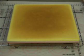 出炉轻震几下，盖上油纸。