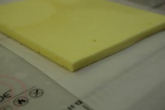 倒扣，边缘切整齐（可盖上烤盘）。