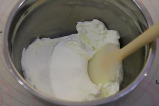 150淡奶油加入15细砂糖，打发至裱花状态。