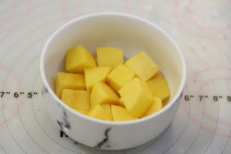 黄桃洗净去皮，1/2个切成小方块。