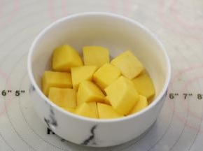 黄桃洗净去皮，1/2个切成小方块。