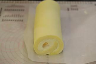 利用擀面杖卷好，放冰箱冷藏2小时。