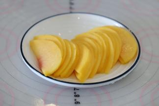 剩余的黄桃切成薄片。