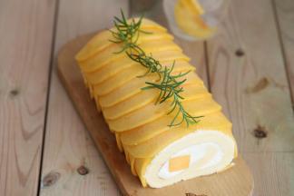 交叉地摆放到蛋糕卷上面装饰，再放上迷迭香。