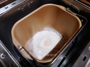 将黑麦粉、荞麦粉、酵母、木糖醇、盐和清水放入面包机启动揉面程序，揉面40分钟。