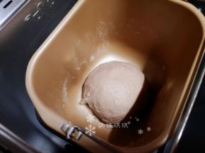 揉好的面团开始发酵至2倍大。