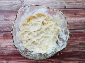 发酵面团时将榴莲去核，果肉捣碎备用。