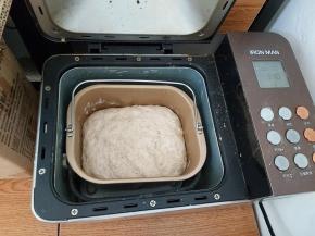 程序结束后，不要拿出来，直接在面包机内发酵至两倍大。（夏季直接在面包机内部发酵即可，冬季可以选择发酵程序进行发酵）