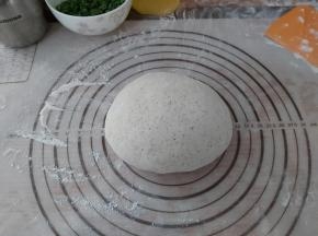 发酵完成后，取出面团揉搓至面团光滑,松弛十分钟。