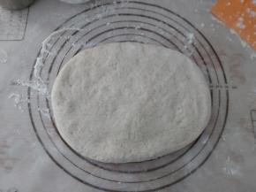 简单的把面团压成均匀的长方形。