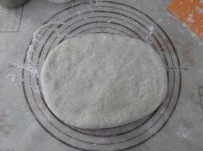 简单的把面团压成均匀的长方形。