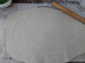 用擀面杖尽量擀成长方形。