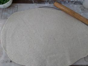 用擀面杖尽量擀成长方形。
