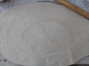 撒上少许盐，油，涂抹均匀。