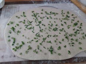 再撒上葱花，再次摊匀。