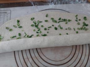 从一个方向朝另一方向叠成长条。