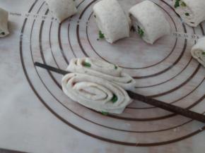 用一根筷子在中心位置压下去，然后抽出筷子，快手版小花卷就完成了。