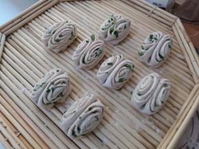 把全部的花卷做好后，松弛十分钟。（冬季时松弛久一点，并且在松弛的时候记得盖上一块布哟）