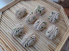 把全部的花卷做好后，松弛十分钟。（冬季时松弛久一点，并且在松弛的时候记得盖上一块布哟）
