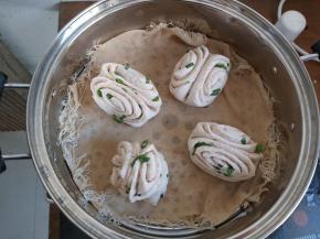 把松弛好的花卷放入蒸锅，大火蒸，当出现水蒸气后12-15分钟即可。（这里是电陶炉，明火可适当减低几分钟）