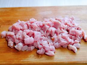 首先将肉洗干净，再切小块。(猪肉如果没有忌口，可以选用五花肉，那样口感更好，我家里人不爱吃肥肉，所以选了里脊肉)