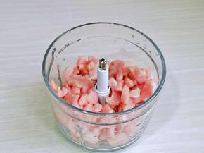 放入绞肉机中，绞成肉糜，取出备用。