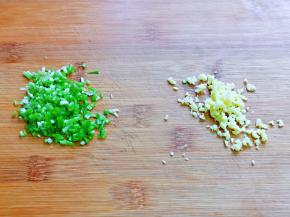 葱姜去皮切碎。