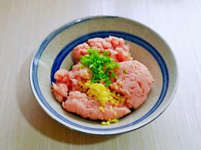 肉糜放入大口器具中，加入切好的葱姜，料酒。