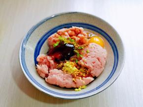 加入蚝油，再磕入一枚鸡蛋。