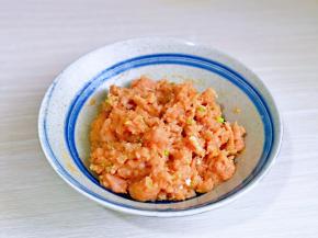 用筷子顺时针搅拌上筋，使肉馅更紧密，粘稠。