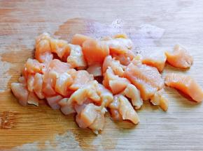 鸡胸肉洗干净，再切小块。