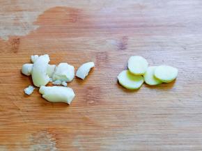 蒜姜去皮切片。