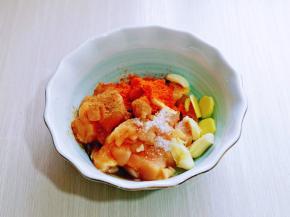 将切好的鸡块放入大口器具中，加入除1枚鸡蛋与淀粉外的其它调味料，抓拌均匀，静置5分钟。