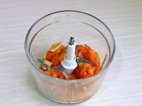 静置好的肉块全部倒入绞肉机中，启动绞肉机，绞成肉蓉。