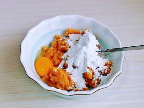 将绞好的肉蓉放入碗中，再加入一枚鸡蛋，玉米淀粉。