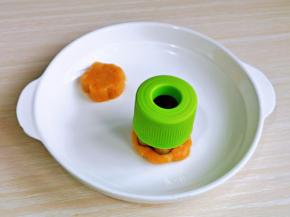 取一小块鸡肉，用模具压出形状来，没有模具也可以省略，做圆形或者方形都可以。