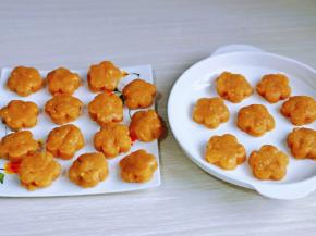 依次做完，摆放器具中，送入冰箱冷冻室速冻40分钟左右，表面冻硬即可。